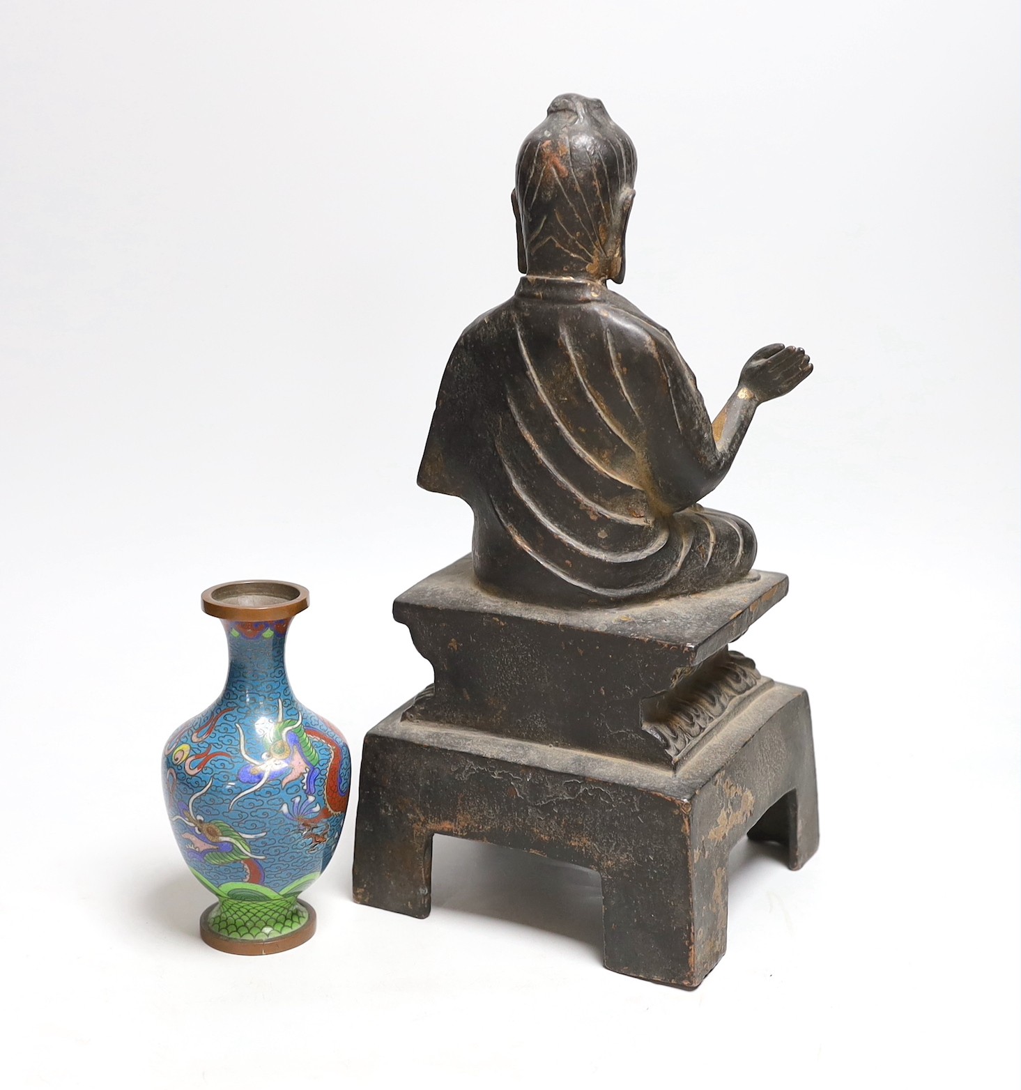 A Chinese or Japanese cast iron seated figure of Buddha and a cloisonne enamel ‘dragon’ vase, tallest 30cm (2)